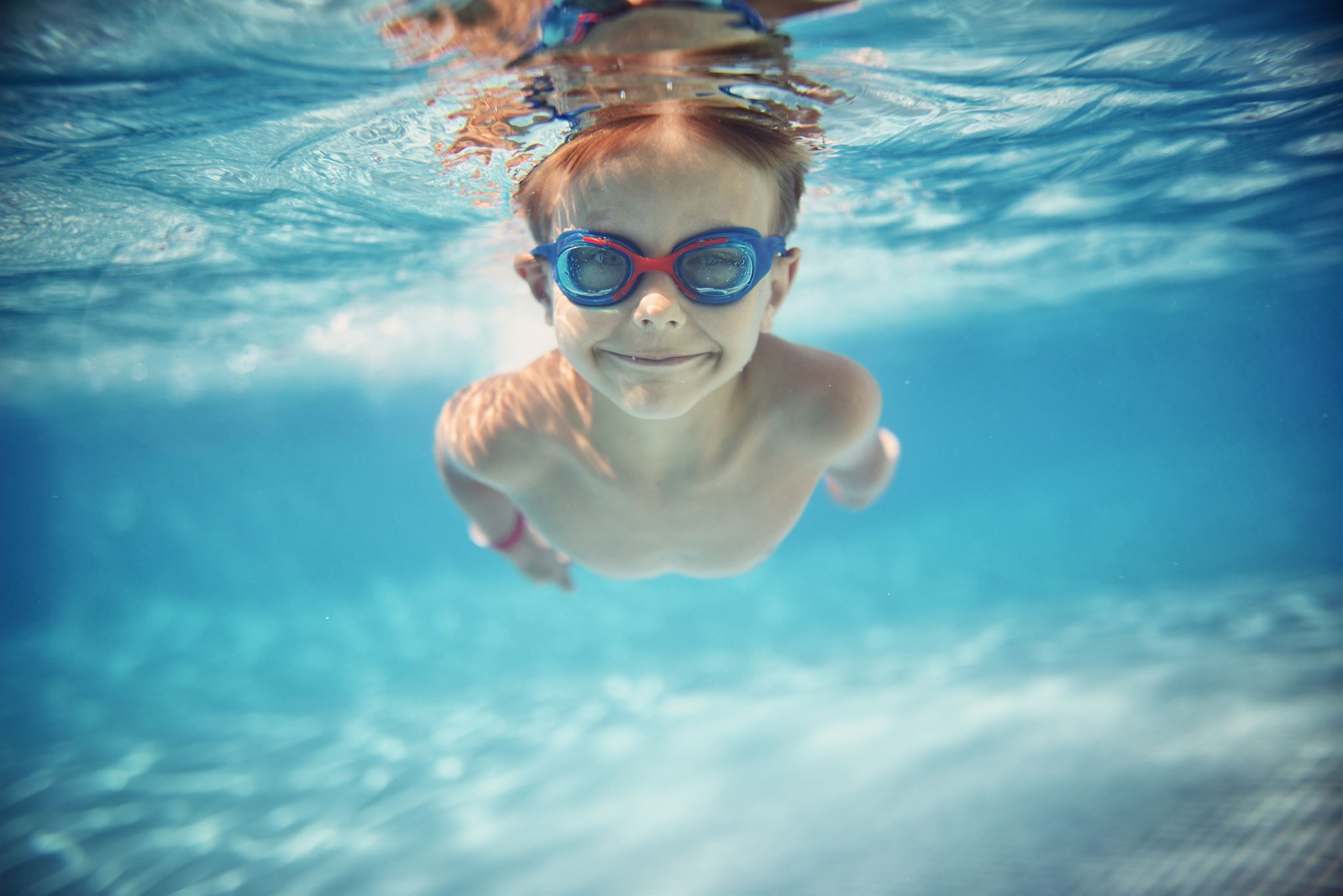 Child-swimming-with-goggles